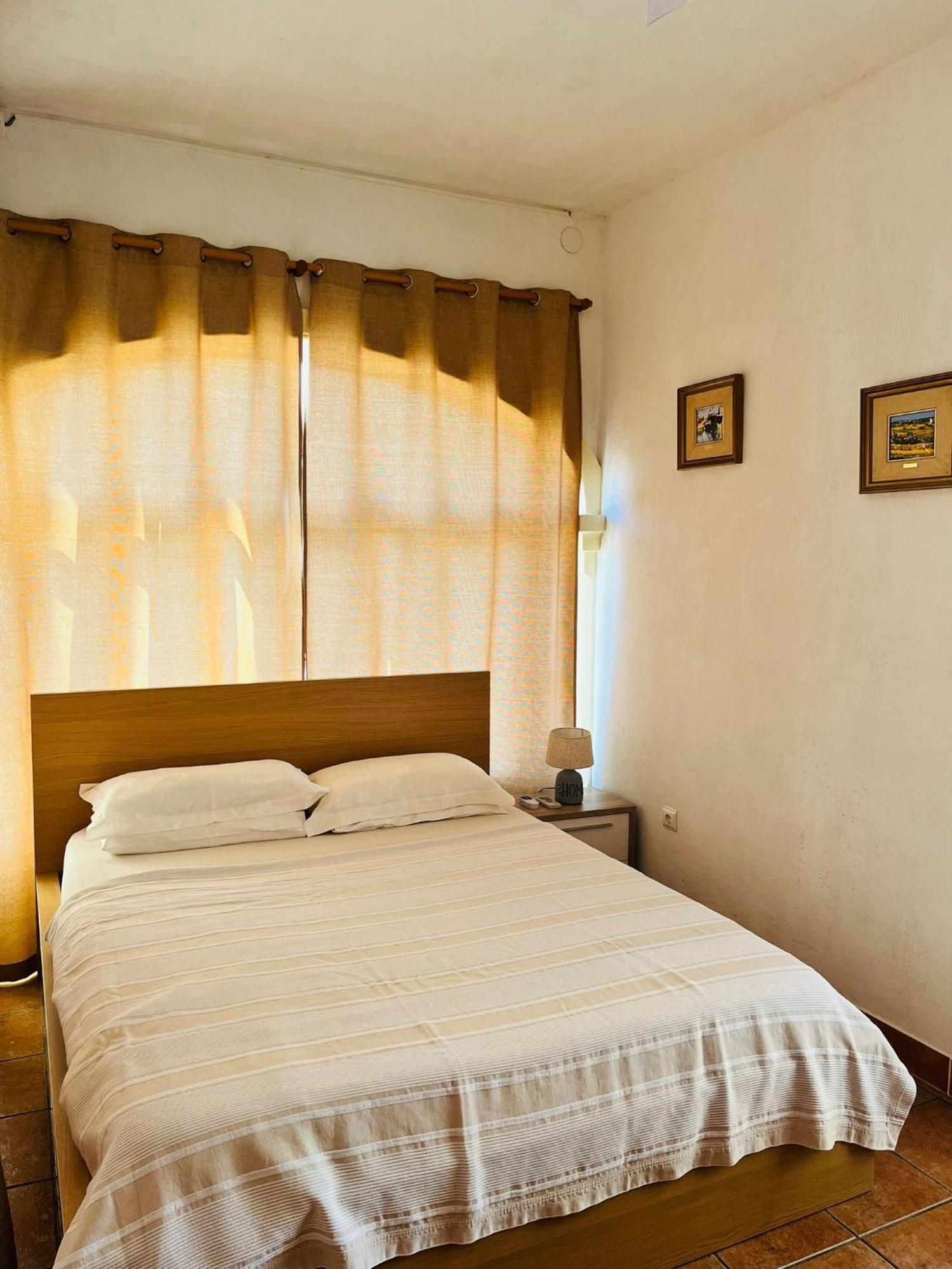 Hostal The House Les Deveses Exterior foto